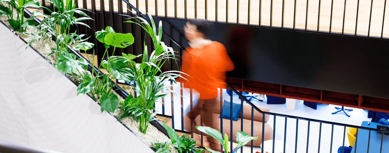 Um colega subindo as escadas correndo