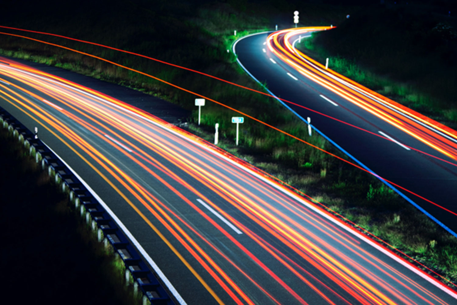 Ein Schnappschuss von einer Autobahn bei Nacht.