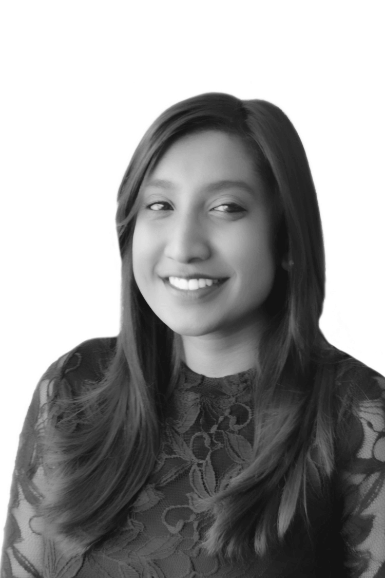 Imágenes en blanco y negro de una mujer joven con el pelo largo sonriendo a la cámara.