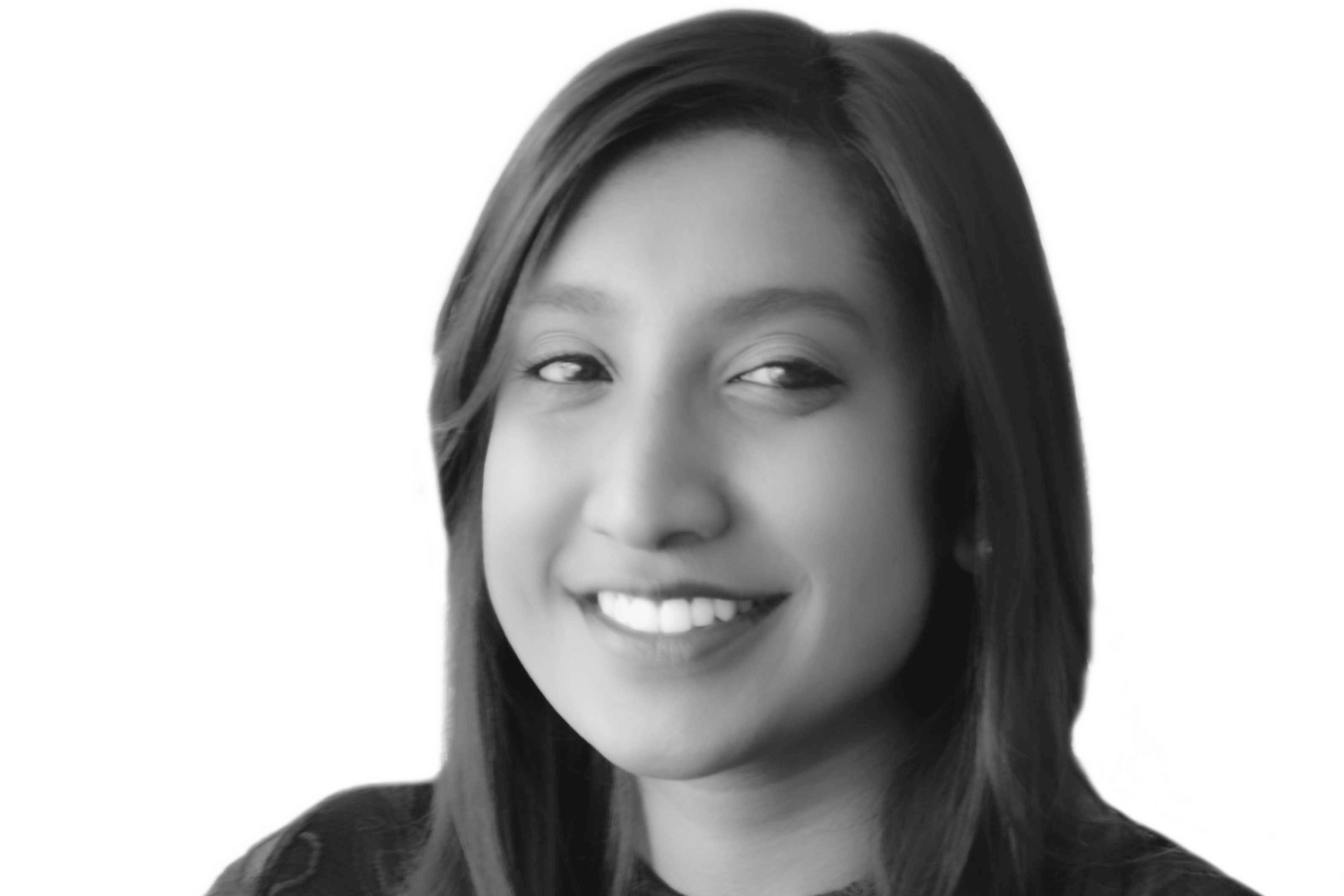 Image en noir et blanc d'une jeune femme aux cheveux longs souriant à l'appareil photo. 