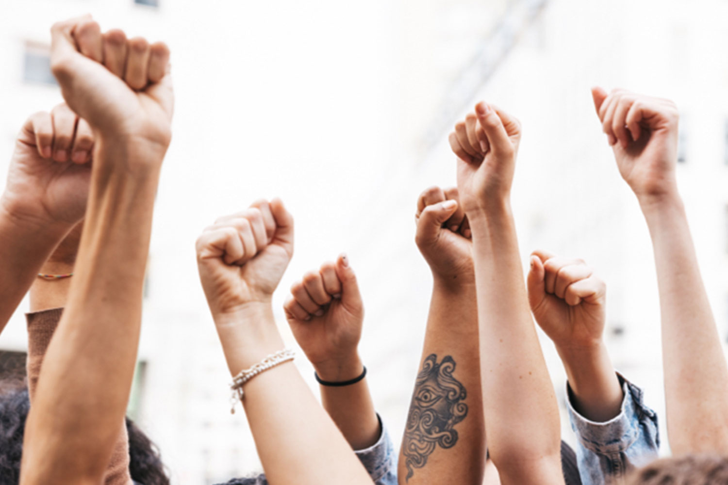 许多人举起双手