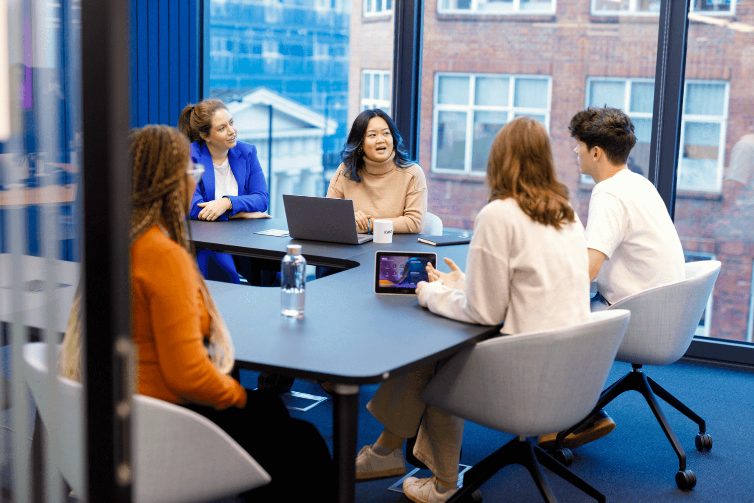 一组同事聚在一起。